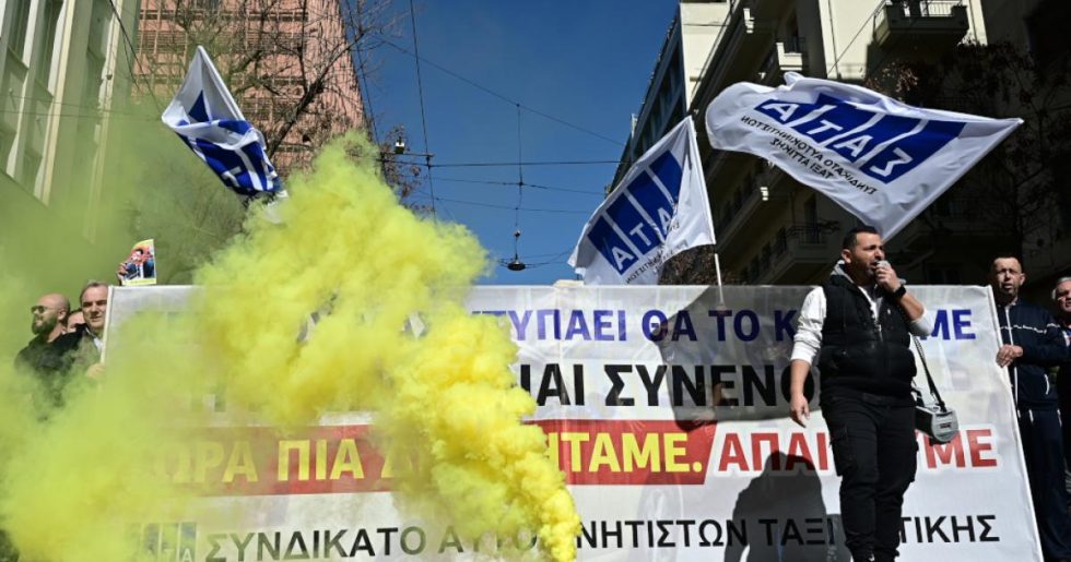 Τραβούν χειρόφρενο ξανά τα ταξί - Νέα 24ωρη απεργία την Δευτέρα