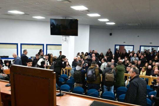 «Σήμερα δικάστηκαν τα θύματα» - Οργή για το επιτελικό φιάσκο στη δίκη των Τεμπών
