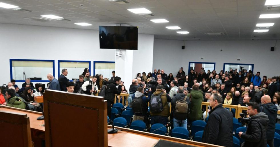 «Σήμερα δικάστηκαν τα θύματα» - Οργή για το επιτελικό φιάσκο στη δίκη των Τεμπών