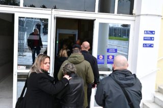Δίκη για τα Τέμπη: Οργή και ένταση με το «καλημέρα» - Σφοδρές αντιδράσεις για την αίθουσα στη Λάρισα [βίντεο]