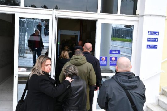 Δίκη για τα Τέμπη: Οργή και ένταση με το «καλημέρα» - Σφοδρές αντιδράσεις για την αίθουσα στη Λάρισα [βίντεο]