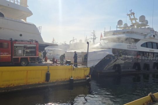 Φωτιά σε θαλαμηγό στα Ναυπηγεία Περάματος [βίντεο]