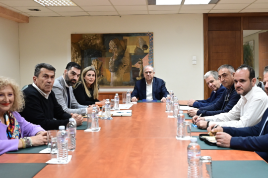 «Φρένο» στις απεργίες των βενζινοπωλών μετά τη συνάντηση με Θεοδωρικάκο - Παραμένει το πλαφόν
