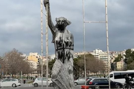 Θεσσαλονίκη: Βανδάλισαν τη «Γυναίκα σε Λεωφορείο» - Έγραψαν «Ιησούς Χριστός Νικά» [βίντεο]