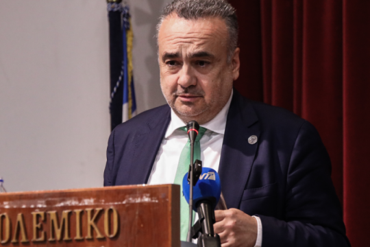 Βερβεσός κατά Σεβαστίδη: «Εμφανίστηκε με τηλεοπτικό διάγγελμα, ως ηγέτης μεγάλου κράτους»