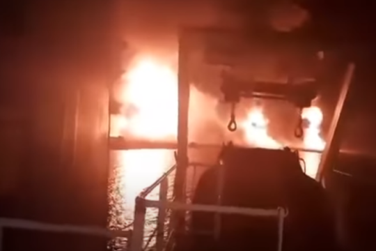 Συγκλονιστικό βίντεο από ελληνόκτητο πλοίο στον Περσικό Κόλπο - Κραυγή αγωνίας από τους Έλληνες ναύτες