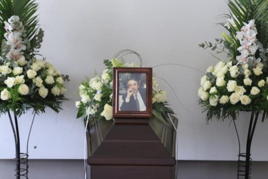 Το «τελευταίο αντίο» στον Γιώργο Βότση - Πλήθος κόσμου στην πολιτική κηδεία του δημοσιογράφου