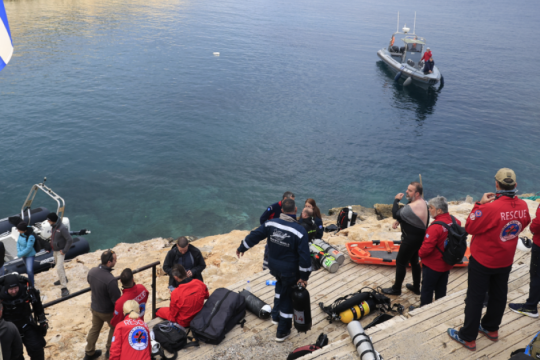 Θρίλερ στη Βουλιαγμένη: Τρίτη ημέρα αγνοούμενος ο 34χρονος δύτης στο «πηγάδι του θανάτου» [βίντεο]