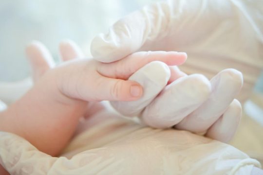 Στον εισαγγελέα η υπόθεση του τραυματισμένου βρέφους στην Ηλεία - Σοκαριστική η κατάστασή του