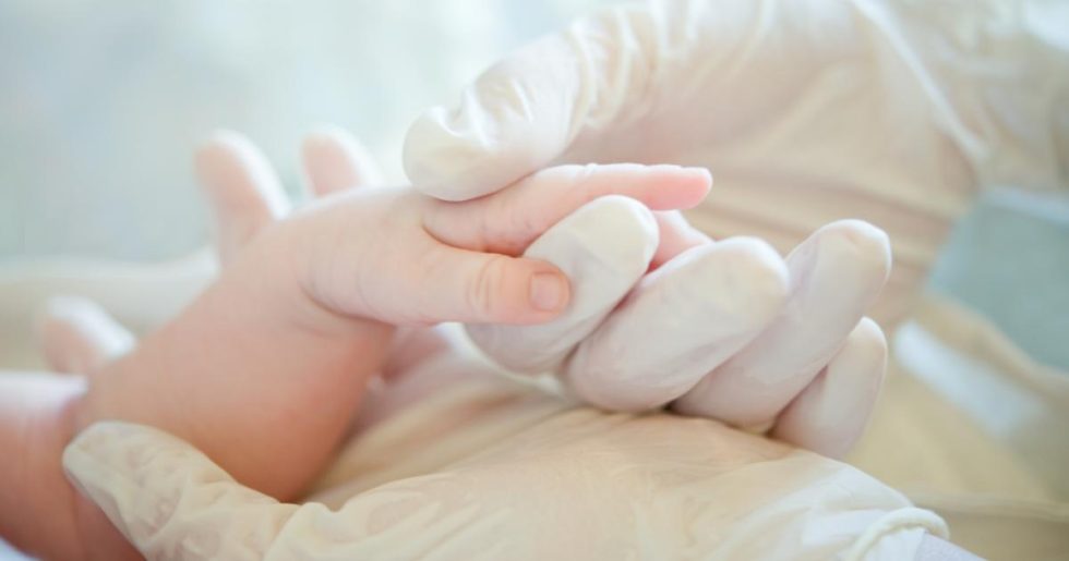 Πάτρα: Στοιχεία - σοκ για το βρέφος που νοσηλεύεται με κατάγματα: Πώς αποκαλύφθηκε η υπόθεση
