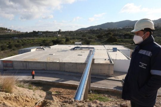 Η Περιφέρεια Αττικής «τα ρίχνει» στον δήμο Αίγινας για τις βλάβες στον υποθαλάσσιο αγωγό υδροδότησης
