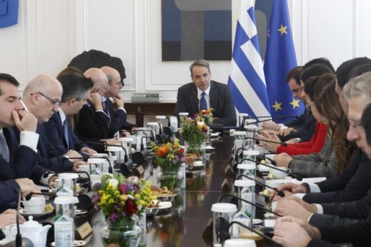 Δημοσκόπηση Interview: Μικρά κέρδη για ΝΔ και ΠΑΣΟΚ - Κόβουν τα ΙΧ λόγω ακρίβειας