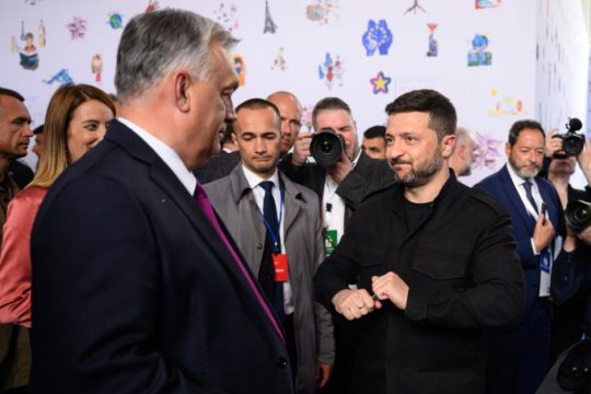 Το «ξέρω που μένεις» του Ζελένσκι σε Όρμπαν και η αντίδραση της Ε.Ε.