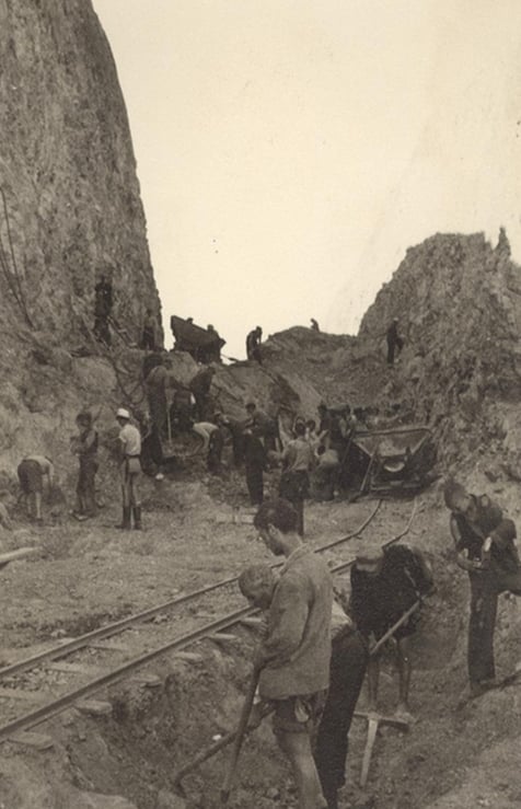 Το εργοτάξιο της Καρυάς - Το βουνό αρχίζει να κόβεται. | υπουργείο Πολιτισμού