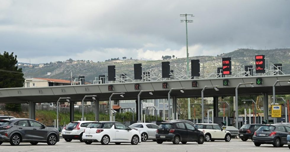 Τριήμερο Αγίου Πνεύματος: Μαζικές αναχωρήσεις από λιμάνια και ΚΤΕΛ – Αδειάζει η Αττική [βίντεο]