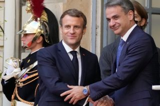 Η επίσκεψη και τα όπλα
