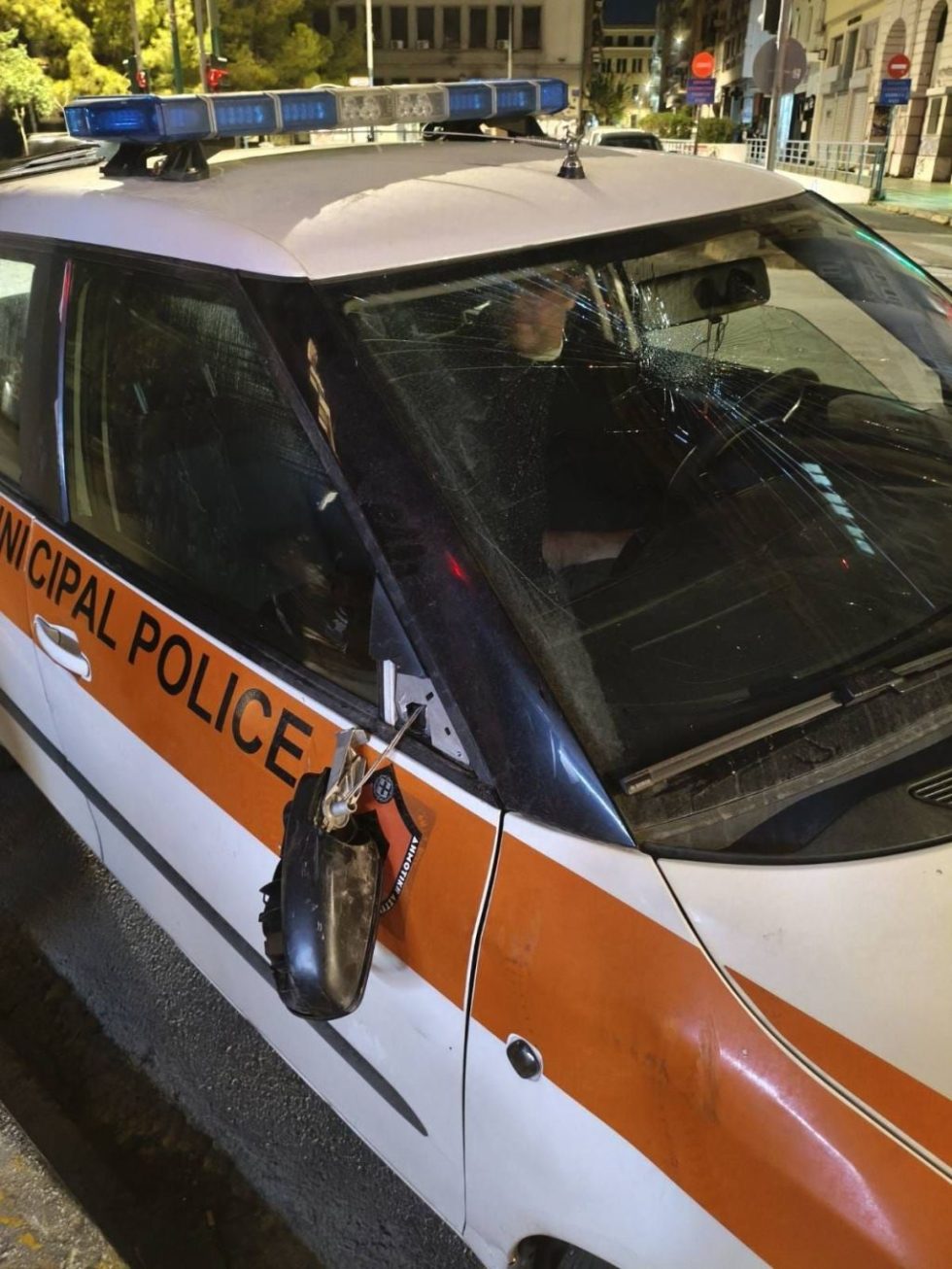 Δήμος Αθηναίων: Επίθεση σε υπηρεσιακό όχημα της Δημοτικής Αστυνομίας κατά τη διενέργεια ελέγχων [εικόνες]