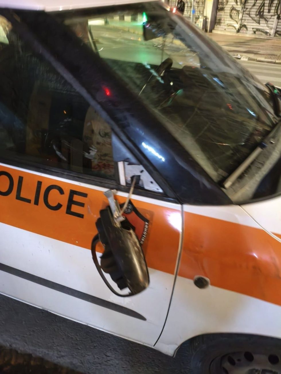 Δήμος Αθηναίων: Επίθεση σε υπηρεσιακό όχημα της Δημοτικής Αστυνομίας κατά τη διενέργεια ελέγχων [εικόνες]
