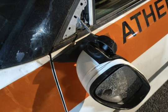 Δήμος Αθηναίων: Επίθεση σε υπηρεσιακό όχημα της Δημοτικής Αστυνομίας κατά τη διενέργεια ελέγχων [εικόνες]