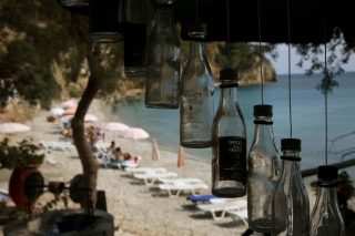 Ποιες νέες αγορές κερδίζει το ούζο: Η Γερμανία κορυφαίος προορισμός, πού αυξήθηκαν οι εξαγωγές