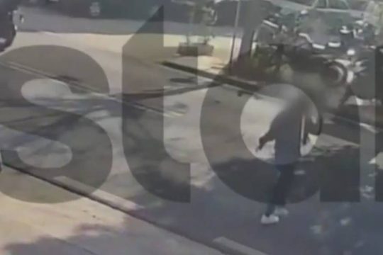 Σοκαριστικό βίντεο από τη στιγμή της παράσυρσης 16χρονης από μηχανή στην οδό Λιοσίων