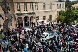 Συσκέψεις εντός, κινητοποιήσεις εκτός