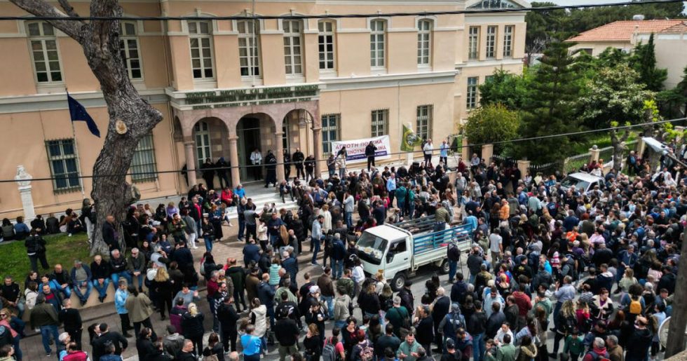 Συσκέψεις εντός, κινητοποιήσεις εκτός