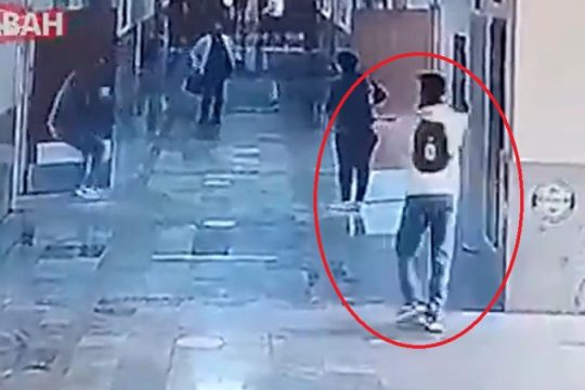 Τουρκία: Η στιγμή που ο 19χρονος εισβάλλει μέσα στο σχολείο και ανοίγει πυρ - 16 τραυματίες