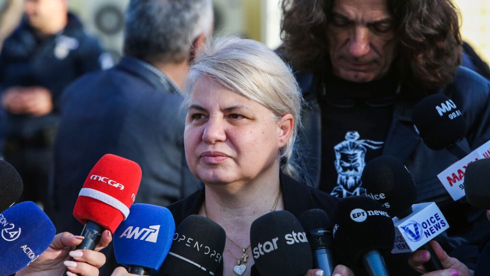 Η Αλμα Λάττα, μητέρα της αδικοχαμένης Κλαούντιας, φτάνει στον χώρο της δίκης | ΛΕΩΝΙΔΑΣ ΤΖΕΚΑΣ/EUROKINISSI