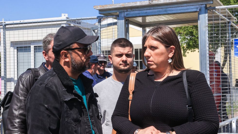O Πάνος Ρούτσι συνομιλεί έξω από το δικαστήριο με τη Ζωή Κωνσταντοπούλου πριν από την έναρξη της διαδικασίας | ΛΕΩΝΙΔΑΣ ΤΖΕΚΑΣ/EUROKINISSI