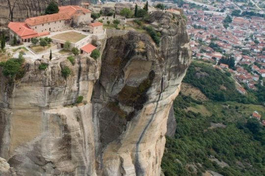 Τραγωδία στα Μετέωρα: 65χρονη έπεσε από βράχο Ιεράς Μονής και βρέθηκε στο κενό