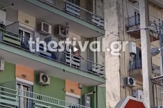 Θεσσαλονίκη: 20χρονος σε αμόκ πετά αντικείμενα από το μπαλκόνι στον δρόμο [βίντεο]