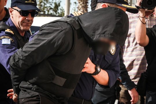 Προφυλακίστηκε ο 20χρονος για το έγκλημα στον Άγιο Δημήτριο: «Θόλωσα και δεν κατάλαβα πως έβγαλα το μαχαίρι»