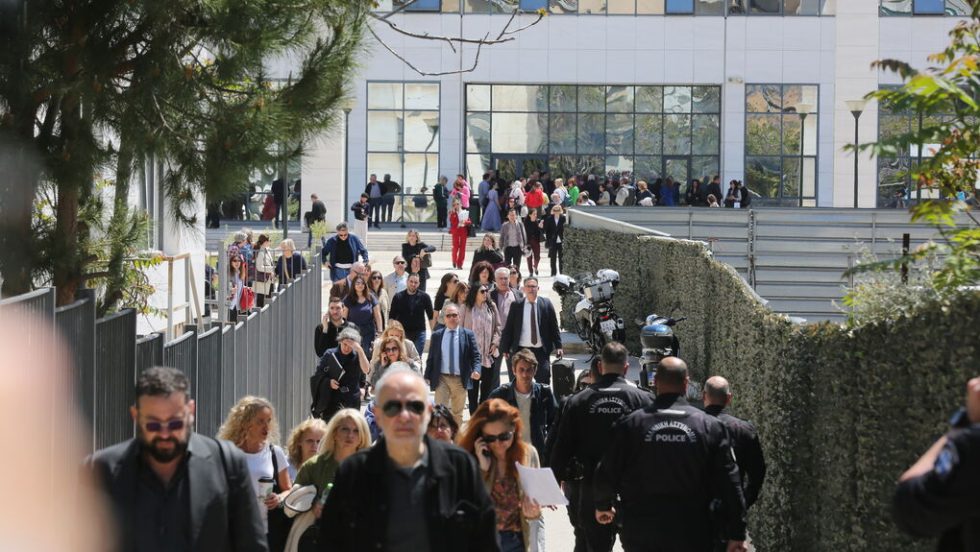 Κόσμος βγαίνει στο προαύλιο του Εφετείου Αθηνών μετά την εκκένωση του κτιρίου | ΑΠΕ-ΜΠΕ/ΑΠΕ-ΜΠΕ/ΑΛΕΞΑΝΔΡΟΣ ΒΛΑΧΟΣ