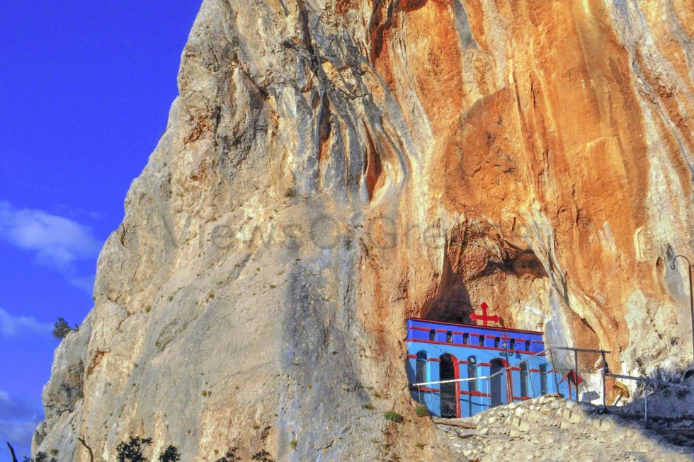 Το ναΰδριο της Αγίας Ιερουσαλήμ ψηλά στα βράχια της Οίτης