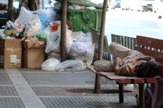 Ανθρωποι πεταμένοι στα σκουπίδια