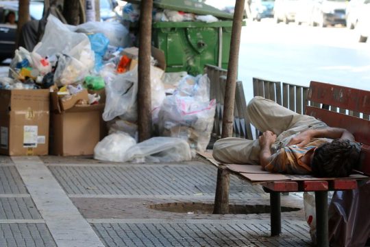 Ανθρωποι πεταμένοι στα σκουπίδια