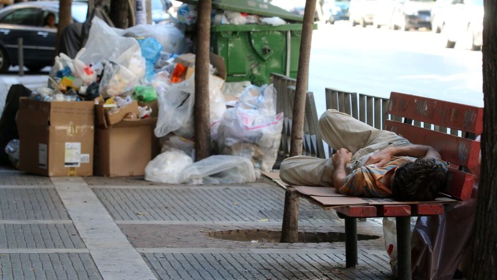 Ανθρωποι πεταμένοι στα σκουπίδια