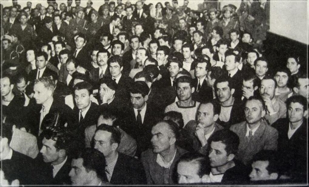 Οι 119 κατηγορούμενοι στην προκατασκευασμένη δίκη του Ναυτικού όπου ο Θ. Ταμβακάς είχε προτείνει τη θανατική καταδίκη 40 εξ αυτών