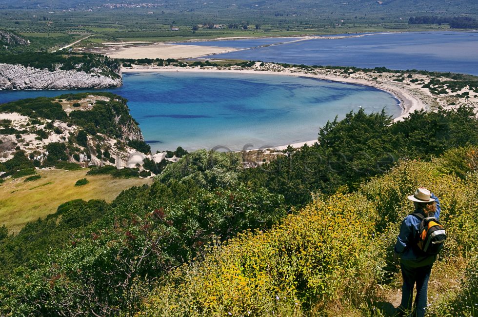 Πύλος, ανηφορίζοντας προς το Παλαιόκαστρο με θέα στη Βοϊδοκοιλιά