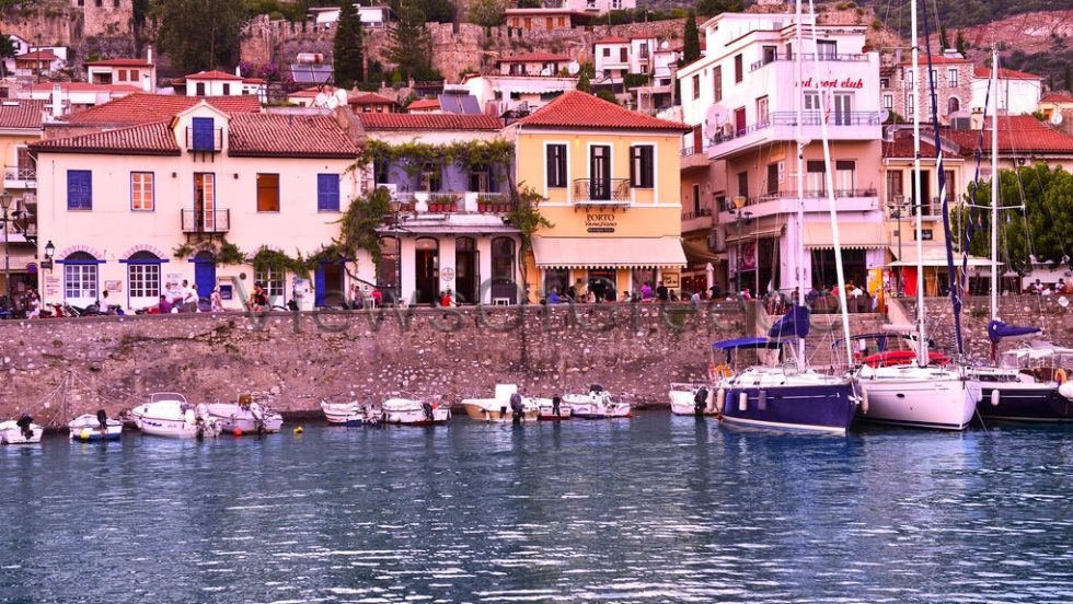 Ναύπακτος, γύρω από το λιμάνι υπάρχουν καφέ και ξενοδοχεία | ΑΡΧΕΙΟ ΘΟΔ. ΑΘΑΝΑΣΙΑΔΗΣ