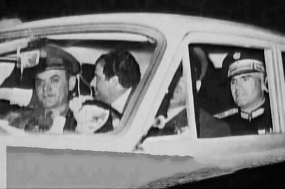 21 Απριλίου 1967. Ο Νίκος Φαρμάκης (κέντρο) στο αυτοκίνητο που μεταφέρει τους ηγέτες της χούντας για υπουργοποίηση. Ο Παπαδόπουλος τον προόριζε για υπουργό Εξωτερικών, αλλά τελικά περιορίστηκε στο παρασκήνιο