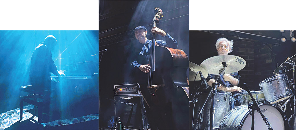 Chris Abrahams (πιάνο), Lloyd Swanton (μπάσο), Tony Buck (ντραμς)