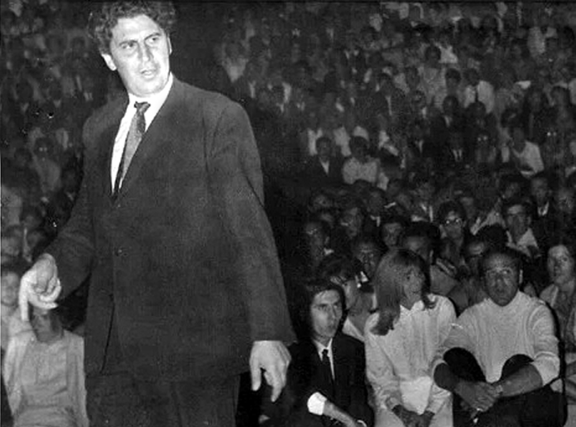 Ο Μίκης στο θέατρο Λυκαβηττού, τον Αύγουστο του 1966, όταν παρουσιάστηκαν τα «Γράμματα απ’ τη Γερμανία»