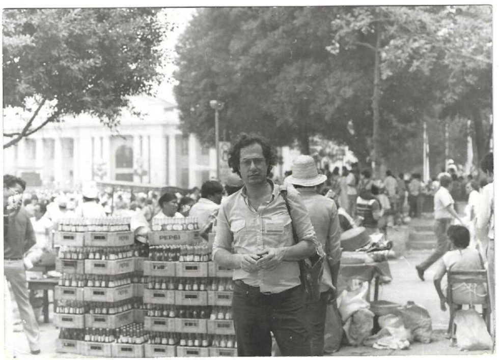 Κυριακή, 24 Απριλίου 1983, Νικαράγουα. Στην πλατεία της Επανάστασης, στη Μανάγκουα, στη δεκάωρη συναυλία –ή, όπως την ονόμασαν οι οργανωτές, «διαδήλωση-τραγούδι»- με 40 βαθμούς, με τη συμμετοχή της Μερσέντες Σόσα και πολλών άλλων Λατινοαμερικανών καλλιτεχνών