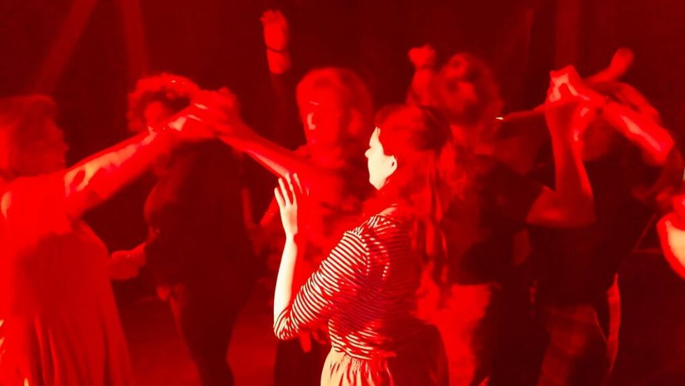 Η ΑΜΚΕ Θεατρικού Πολιτισμού Restart Theater Athens ιδρύθηκε από τη σκηνοθέτιδα Αγγελική Κασόλα και την ηθοποιό Ειρήνη Μελά, που έχουν 15 χρόνια κοινής εμπειρίας