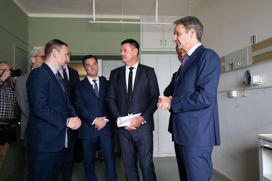 Ο Πρωθυπουργός, Κυριάκος Μητσοτάκης, και ο Ιδρυτής και Πρόεδρος της Allwyn, Karel Komarek, περιηγούνται στους χώρους του Αντικαρκινικού Νοσοκομείου «ΜΕΤΑΞΑ» και ενημερώνονται για τις παρεμβάσεις που θα πραγματοποιηθούν. | Allwyn