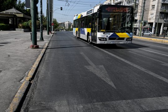Τελικά επιτρέπονται ή όχι οι μοτοσικλέτες στις λεωφορειολωρίδες; - Η ΕΛ.ΑΣ. δίνει την απάντηση