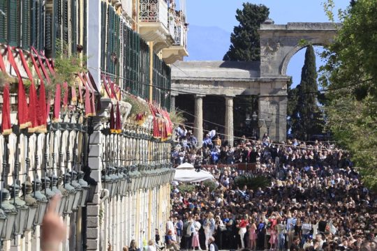 Γιατί οι Έλληνες προτίμησαν κρατήσεις της τελευταίας στιγμής το φετινό Πάσχα