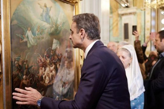 Τρολάρουν τον Μητσοτάκη που ασπάστηκε την «Εικόνα της Εξόδου» στο Μεσολόγγι - Τι απαντά ο δήμος